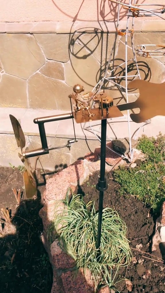 WindRock Hand-Welded Steel Guitar Wind Spinner with Stake for Garden Balcony Outdoor Decor