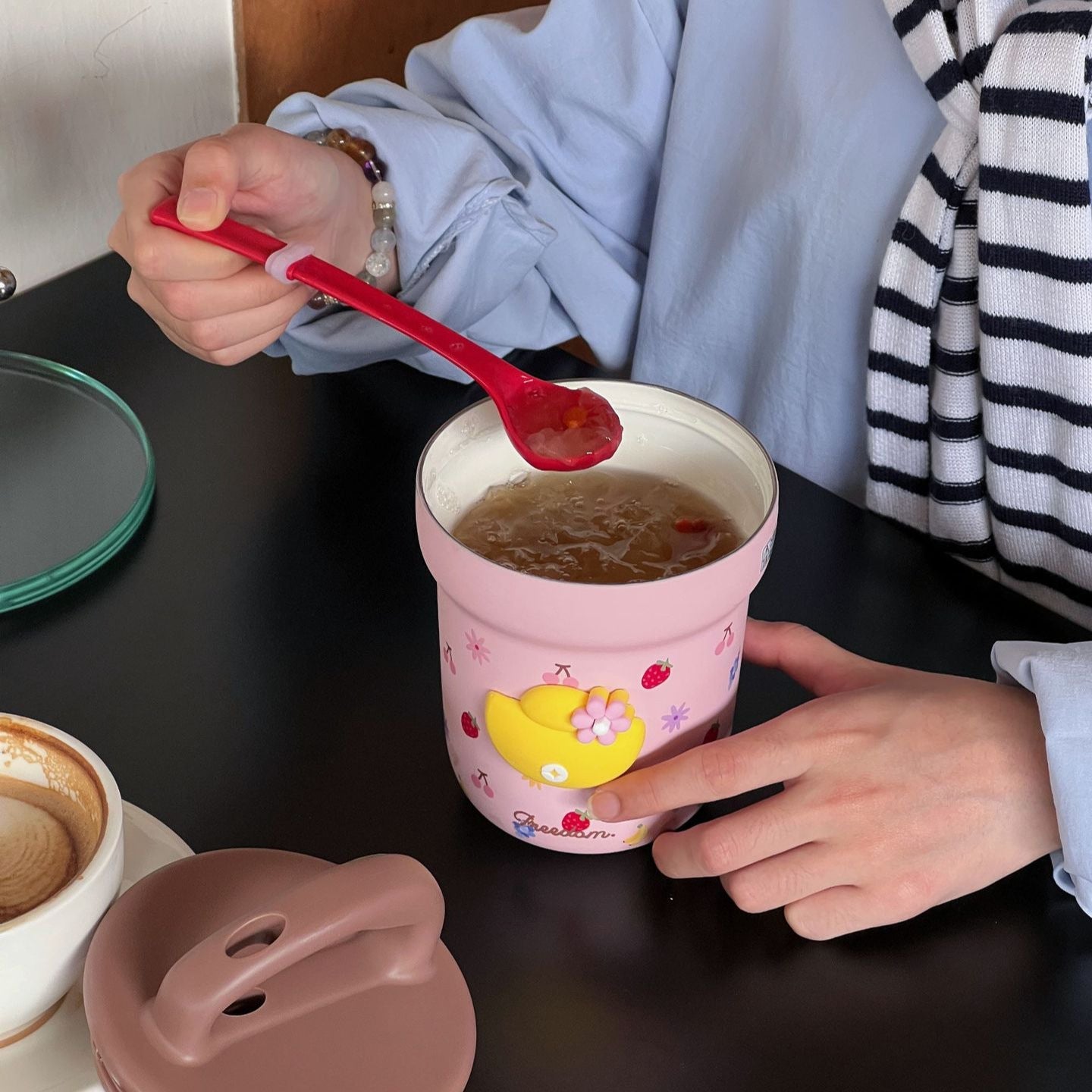 Unisex BPA-Free Plastic Drinking Cup with Lid and Straw Colorful Fruity Design Spill-Proof