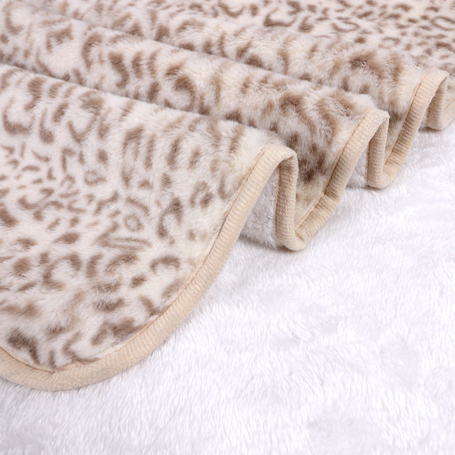 Brehn Ladies Snuggle Blanket Soft Lightweight Leopard Print Cozy Throw Blanket