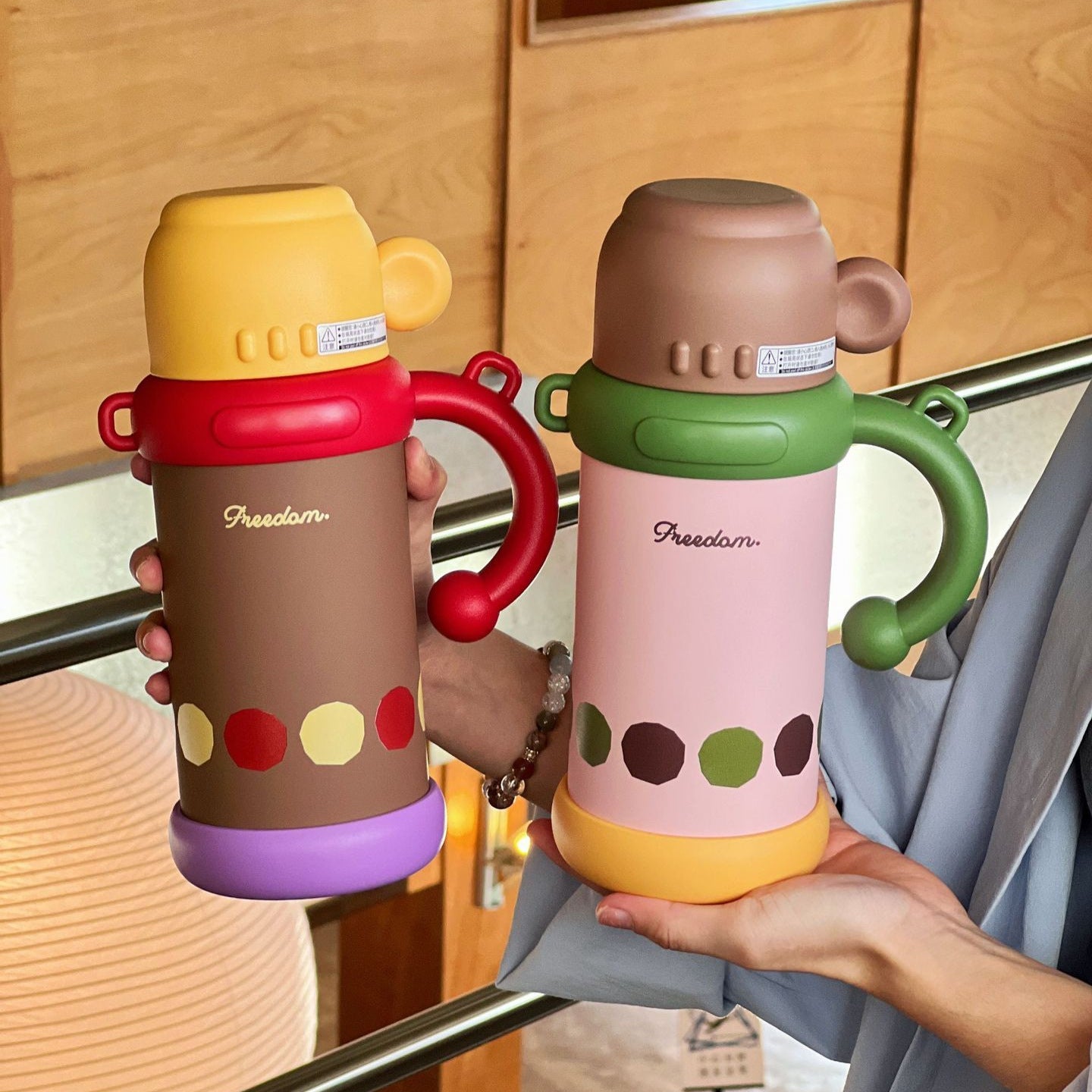 Women’s BPA-Free Plastic Water Bottle with Carry Handle and Integrated Straw Floral Design