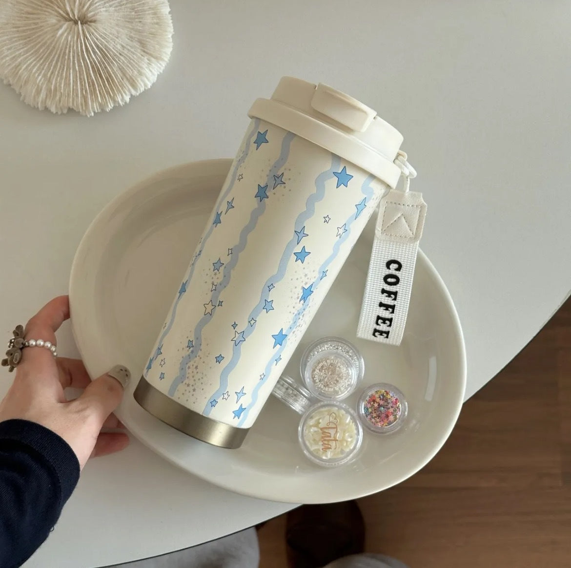 Insulated Ladies Drinking Cup with Hello Kitty Design BPA-Free Flip-Top Lid Ergonomic Handle