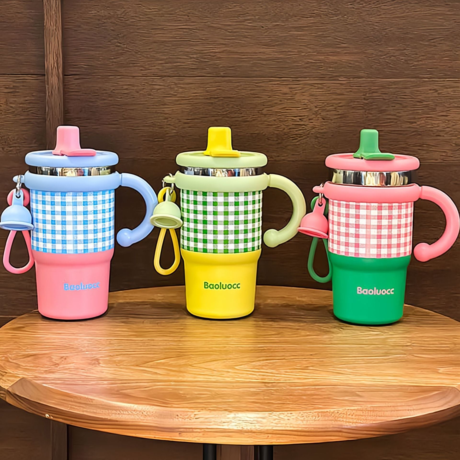 Insulated BPA-Free Plastic Water Bottle with Ergonomic Handle Checkered Design for Women