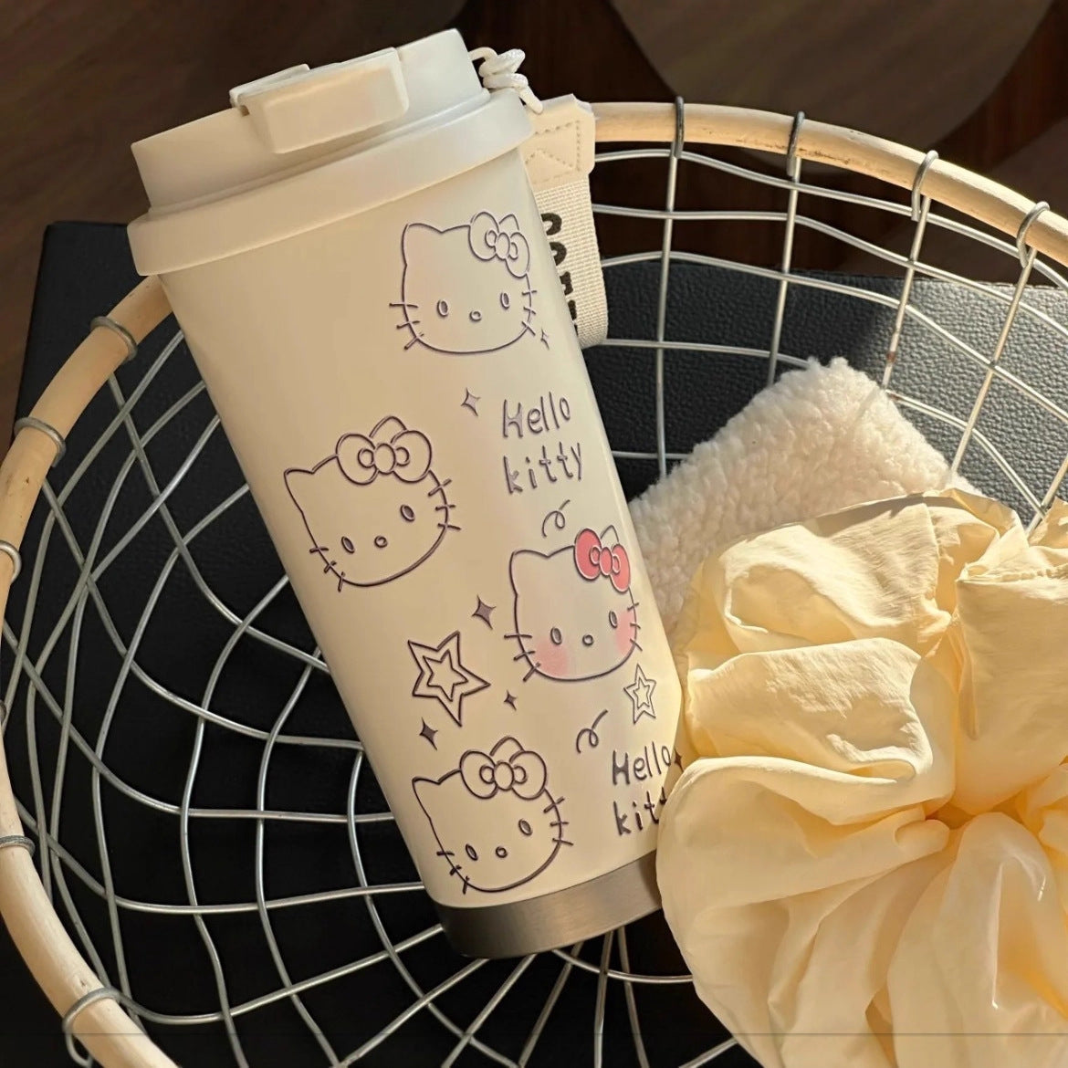 Insulated Ladies Drinking Cup with Hello Kitty Design BPA-Free Flip-Top Lid Ergonomic Handle