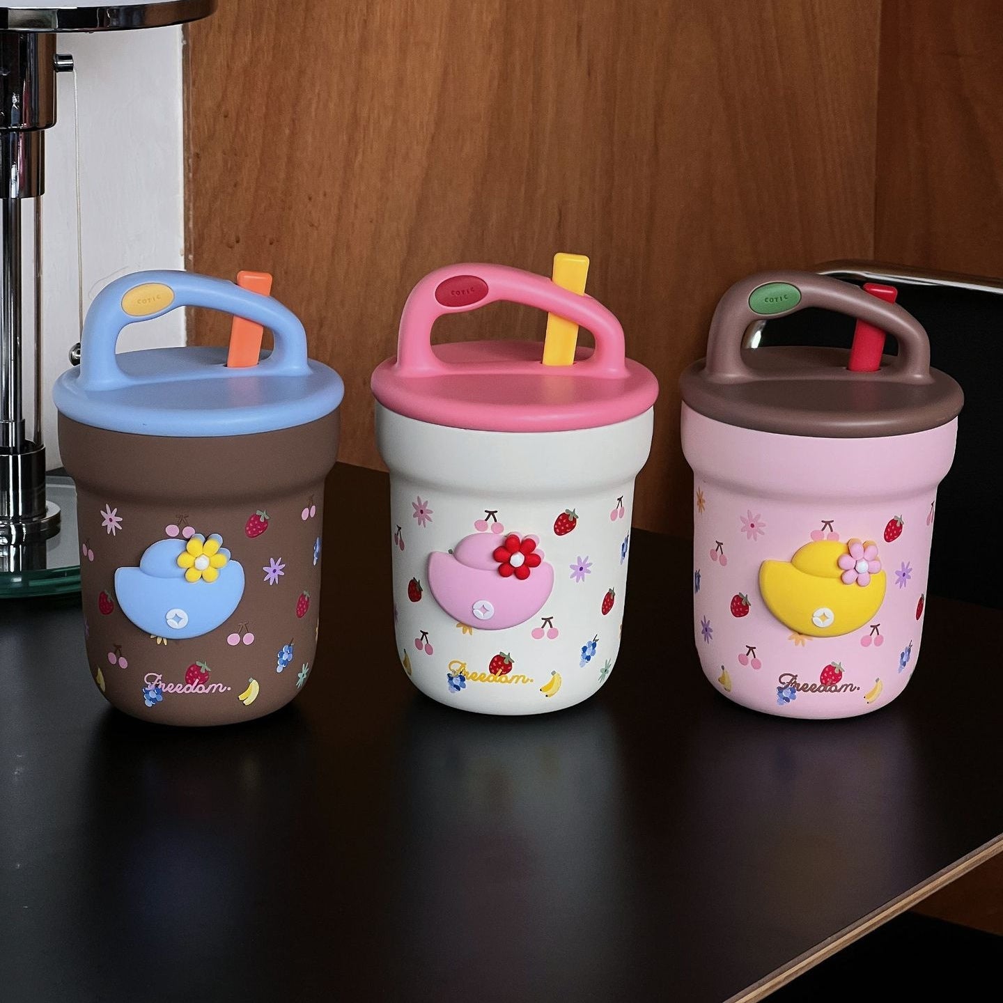 Unisex BPA-Free Plastic Drinking Cup with Lid and Straw Colorful Fruity Design Spill-Proof