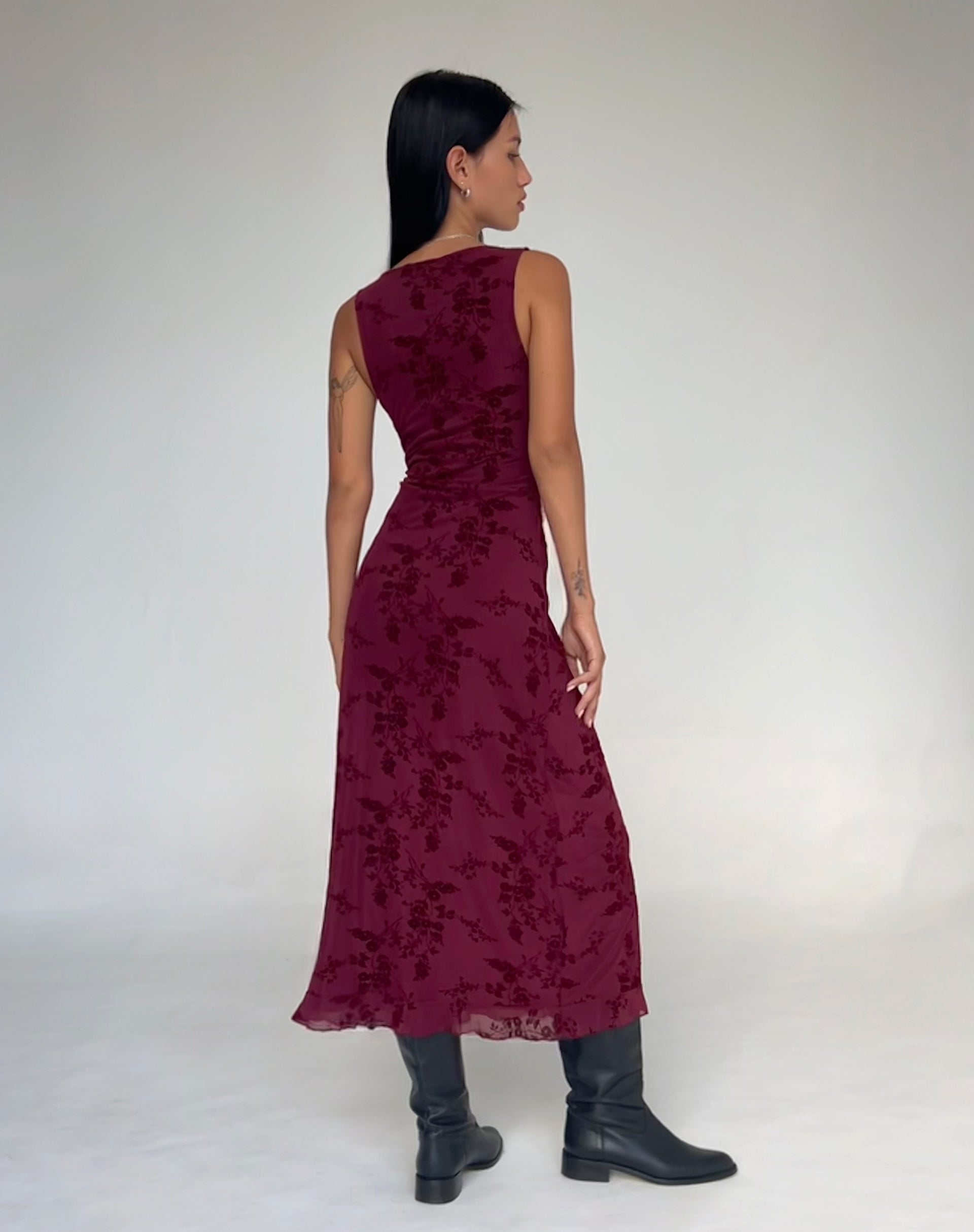 Harrow Evelyne floral midi dress for women, V-neck design, perfect for wedding guests, with a dreamy floral pattern.
