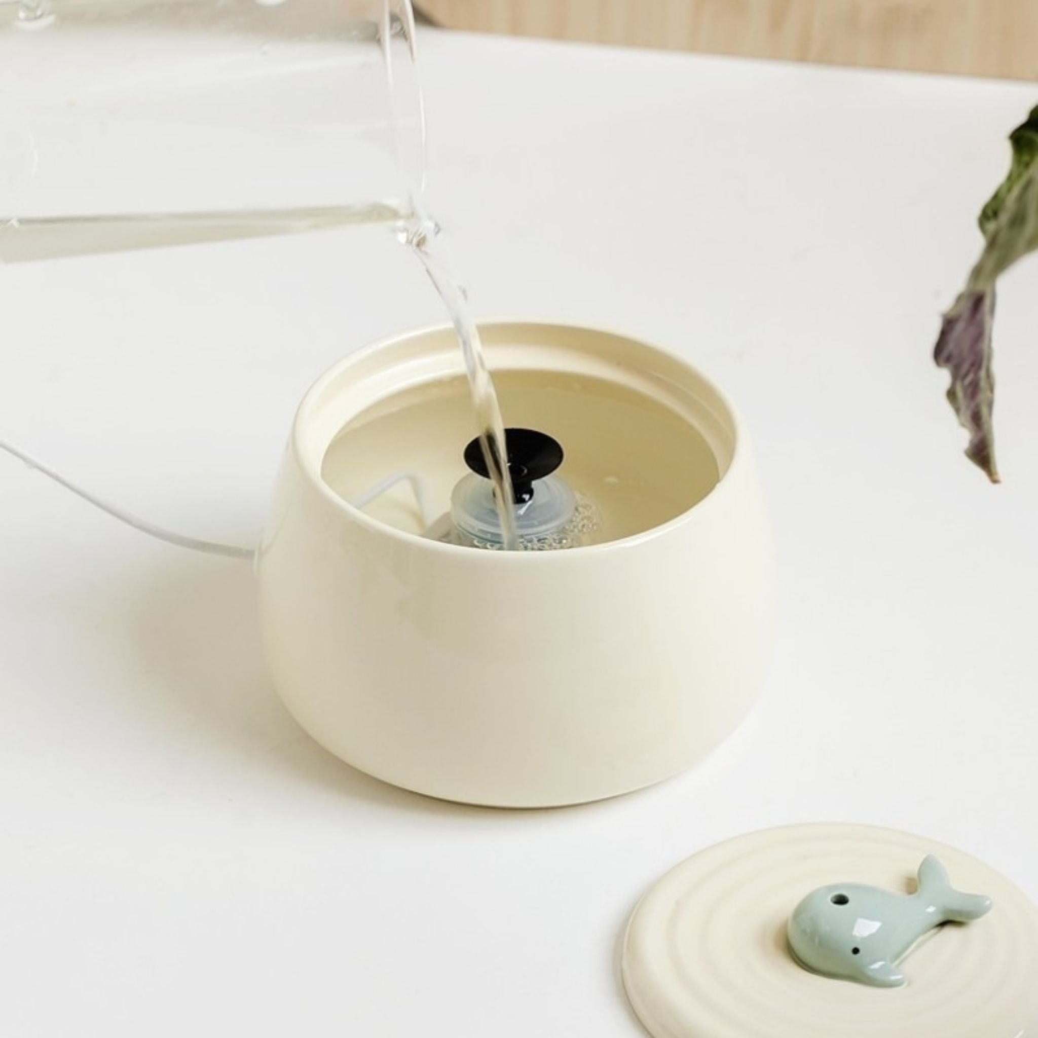 Ceramic Cat Water Fountain 1.3L with Dual Filtration Quiet USB-Powered Pet Hydration Fountain
